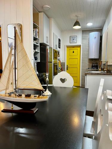 a toy sail boat on a table in a kitchen at Curiñanco Casa Playa in Curiñanco