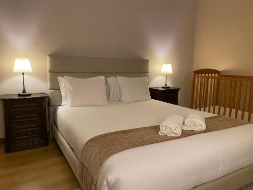 um quarto com uma cama com duas toalhas em S. Mamede House - Penafiel em Recezinhos