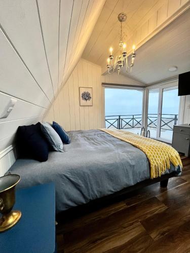 a bedroom with a bed with a view of the ocean at Curiñanco Casa Playa in Curiñanco
