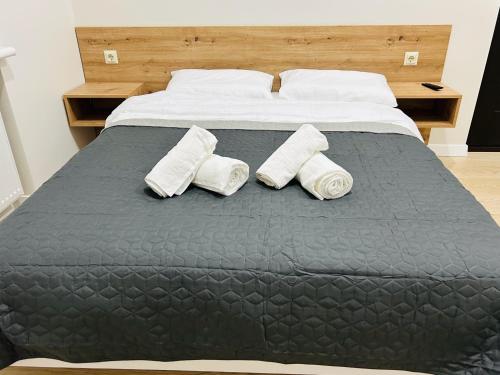 - une chambre avec un lit et deux oreillers dans l'établissement M25 Aparts, à Lviv