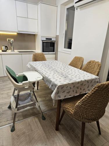 uma cozinha com mesa e cadeiras num quarto em Villa Hris I WiFi-Netflix em Skopje
