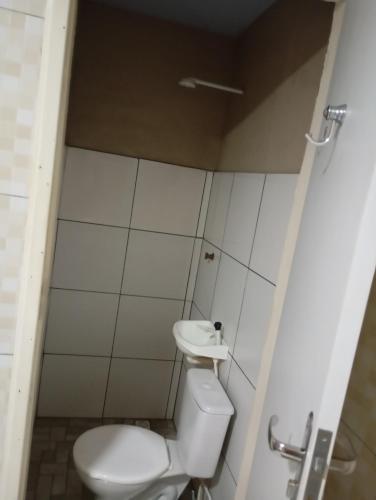 ein kleines Bad mit WC und Waschbecken in der Unterkunft HOSPEDARIA ITAPUÃ in Santarém