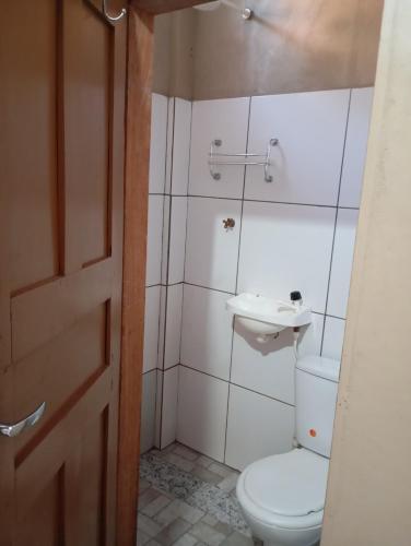uma casa de banho com um WC e um lavatório em HOSPEDARIA ITAPUÃ em Santarém