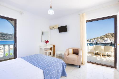 une chambre avec un lit et une vue sur l'océan dans l'établissement P i g a d i a B a y, à Karpathos