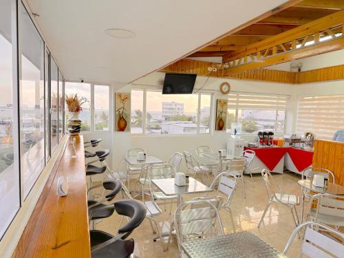 una sala con tavoli e sedie in un ristorante di Hotel Grand Caribe a San Andrés