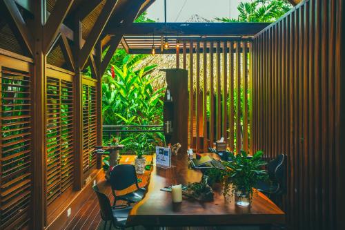 Un restaurante u otro lugar para comer en Amor Arenal Adults Friendly