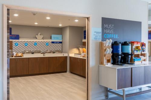 Dapur atau dapur kecil di Holiday Inn Express & Suites Englewood - Denver South by IHG