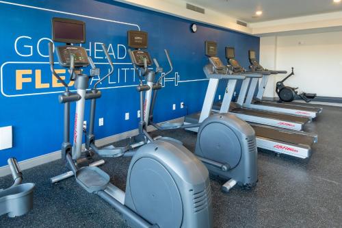 Pusat kecergasan dan/atau kemudahan kecergasan di Holiday Inn Express & Suites Englewood - Denver South by IHG