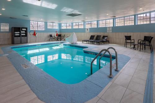 Kolam renang di atau dekat dengan Holiday Inn Express & Suites Englewood - Denver South by IHG