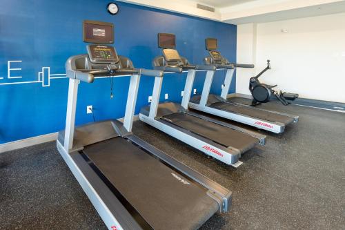 Pusat kecergasan dan/atau kemudahan kecergasan di Holiday Inn Express & Suites Englewood - Denver South by IHG
