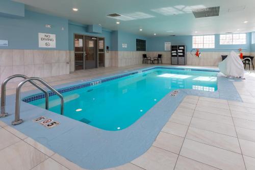 Kolam renang di atau dekat dengan Holiday Inn Express & Suites Englewood - Denver South by IHG