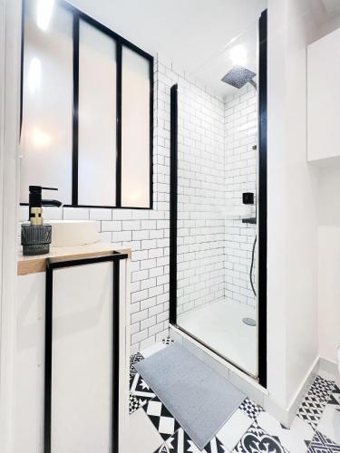 une salle de bain avec douche et lavabo dans l'établissement Paris15 Convention - Garden in Paris Sweet Home, à Paris