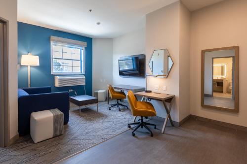 Televisyen dan/atau pusat hiburan di Holiday Inn Express & Suites Englewood - Denver South by IHG