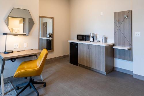 Dapur atau dapur kecil di Holiday Inn Express & Suites Englewood - Denver South by IHG