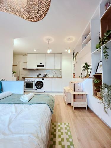 - une cuisine blanche avec un grand lit dans une chambre dans l'établissement Paris15 Convention - Garden in Paris Sweet Home, à Paris