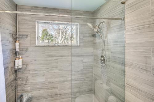 uma casa de banho com um chuveiro e uma porta de vidro em Cozy Rhode Island Retreat with Yard, Near Beaches! em North Kingstown