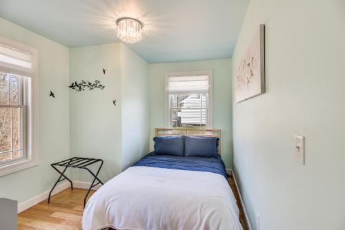 una camera da letto con letto e cuscini blu di Cozy Rhode Island Retreat with Yard, Near Beaches! a North Kingstown