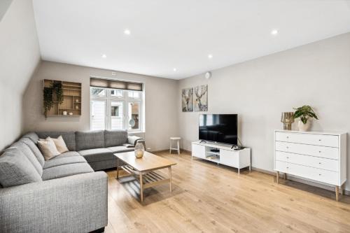 Μια τηλεόραση ή/και κέντρο ψυχαγωγίας στο Stylish & Bright Penthouse - Office - 5 Star Location!