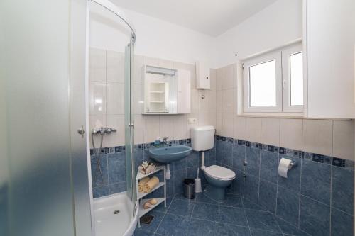ein Bad mit einem Waschbecken, einem WC und einer Dusche in der Unterkunft Apartman Škarica in Omiš
