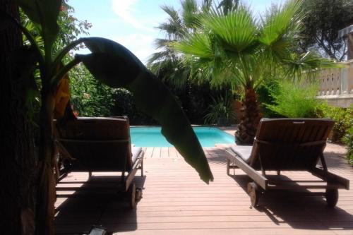 villa climatisée avec piscine privée bien placée.