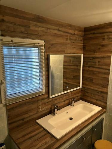 une salle de bain avec un lavabo et un miroir dans l'établissement villa climatisée avec piscine privée bien placée., à Mus