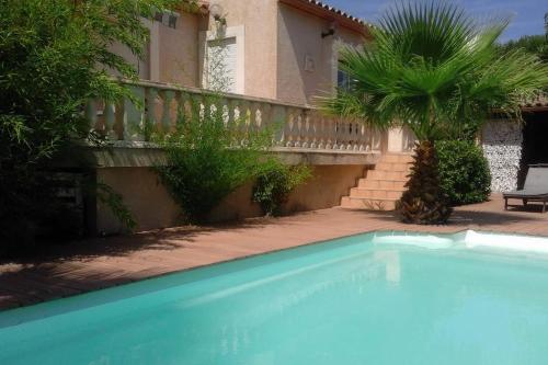 une piscine devant une maison dans l'établissement villa climatisée avec piscine privée bien placée., à Mus