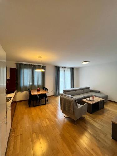 een woonkamer met een bank en een tafel bij Blue lagoon apartment Przno in Budva