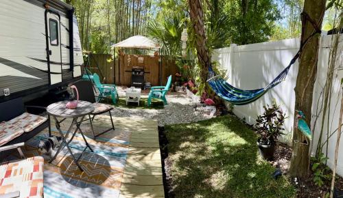 a backyard with a hammock and a caravan at RV Paradise on the Wheels at Clearwater Beaches in Largo
