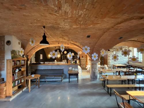 un restaurant avec des plafonds et des tables en bois ainsi qu'un bar dans l'établissement DOM PIWOWARA, à Leśna