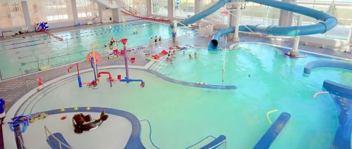 een groot zwembad met een glijbaan bij Port Huron Temp Stays - Apartment 2 in Port Huron