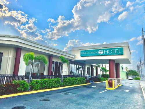 メルボルンにあるRiver Palm Hotelのホテルの正面に駐車場があります。