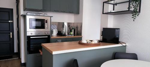 Una cocina con una encimera con un cuenco encima. en cocooning centre Dinan, en Dinan