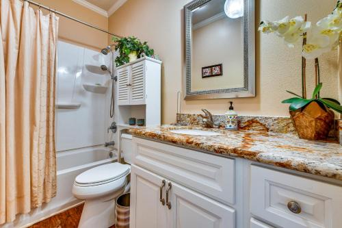 Ένα μπάνιο στο Baton Rouge Retreat with Patio, Grill and Fire Pit!