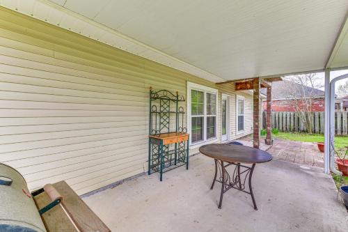 Μπαλκόνι ή βεράντα στο Baton Rouge Retreat with Patio, Grill and Fire Pit!