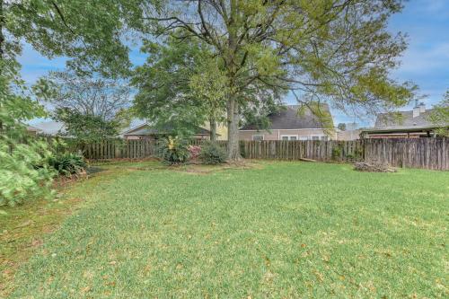 Κήπος έξω από το Baton Rouge Retreat with Patio, Grill and Fire Pit!