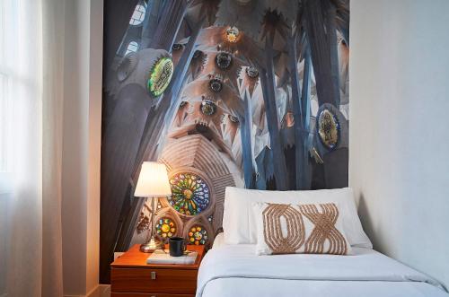 een slaapkamer met een bed met een schilderij aan de muur bij Catalan Comfort near Sagrada Familia by MyRentalHost in Barcelona