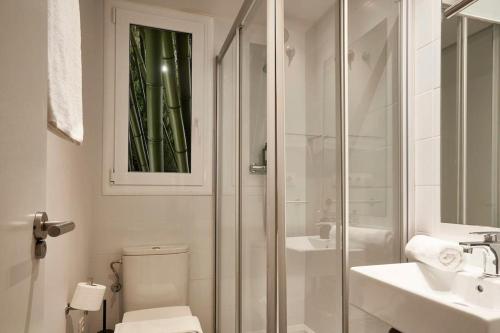 een badkamer met een douche, een toilet en een wastafel bij Catalan Comfort near Sagrada Familia by MyRentalHost in Barcelona
