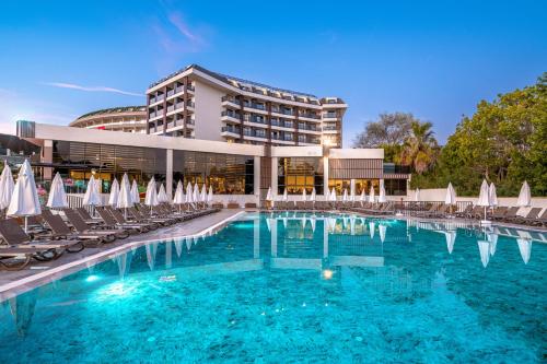 una piscina con sillas y sombrillas frente a un hotel en SEAPHORIA BEACH HOTEL & Spa - by Mir'Amor-Ultra All Inclusive, en Antalya