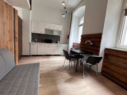 kuchnia ze stołem i krzesłami w pokoju w obiekcie Apartamenty Gołębia-Genius w Poznaniu