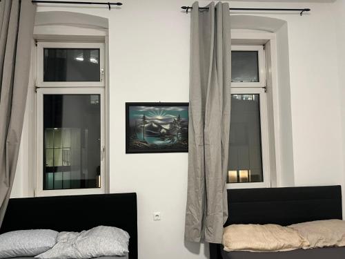 een slaapkamer met 2 ramen en een bed erin bij sam apartmant 12 in Wenen