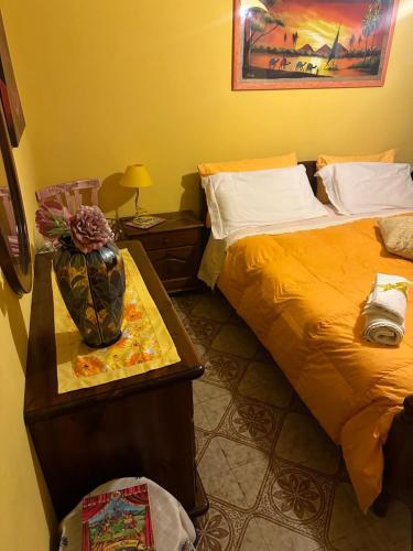 1 dormitorio con 2 camas y un jarrón sobre una mesa en Cottage Gole Alcantara holiday Pafumi, en Graniti
