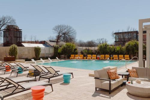 a swimming pool with chairs and a bunch ofitures at Sonder at East 5th in Austin