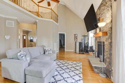 Μια τηλεόραση ή/και κέντρο ψυχαγωγίας στο High Point Home about 1 Mi to Oak Hollow Lake!