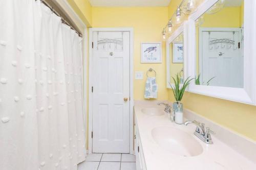 ein Bad mit 2 Waschbecken und einer Dusche in der Unterkunft Sunny Daze Beach Condo in Myrtle Beach