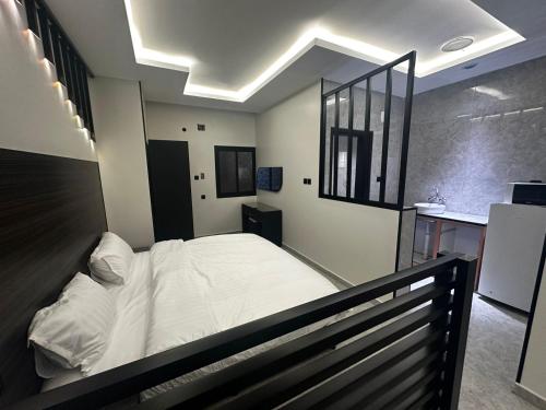 a bedroom with a large white bed in it at اجنحه ايلاف الفندقية in Abha