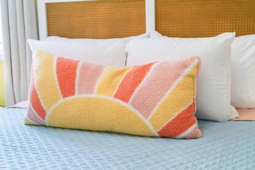 ein Kissen auf einem Bett mit Kissen in der Unterkunft Sunny Daze Beach Condo in Myrtle Beach