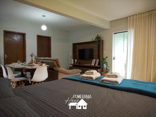 波梅羅迪的住宿－Pomerânia Haus，酒店客房 - 带一张床和用餐室