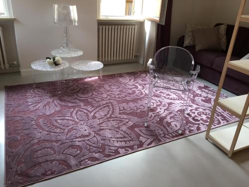 a living room with a purple rug on the floor at L'Angolino Nascosto in Verona