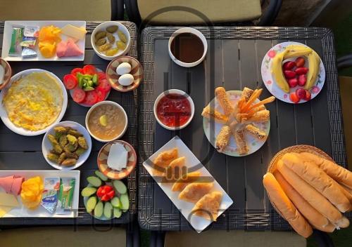 een tafel met veel eten erop bij TUT Hotel Downtown in Caïro