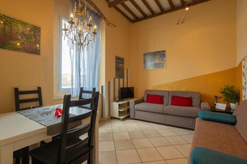 un soggiorno con tavolo e divano di Ponte per la Sardegna e la Corsica dalla Toscana family apartment a Livorno